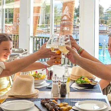 Fergus Club Carema Splash